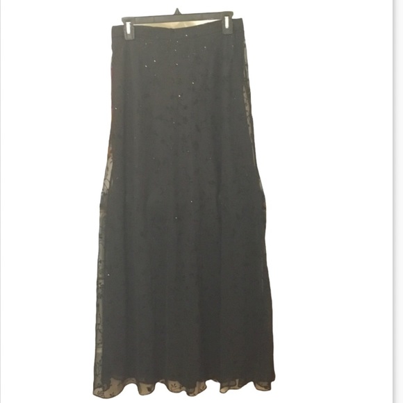 🆕 Lightly sparkly flowered long black skirt. - Picture 1 of 7